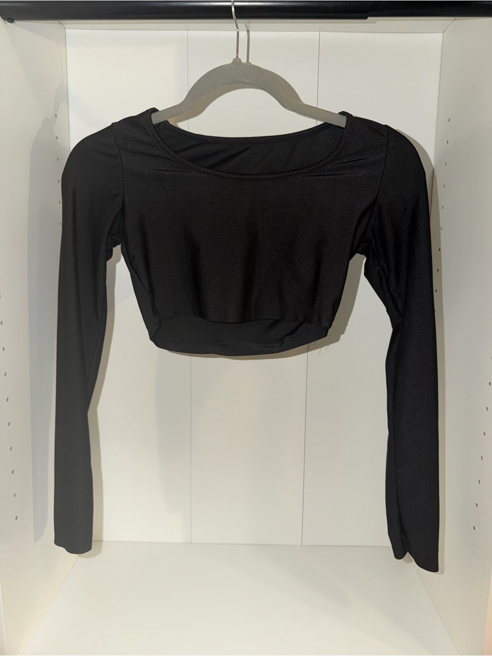 Black athletic Long-Sleeve Crop Top - Women
